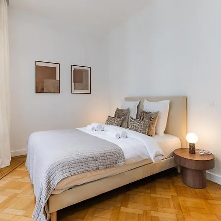 Elegant And Spacious 4-bedroom In 16th Paris