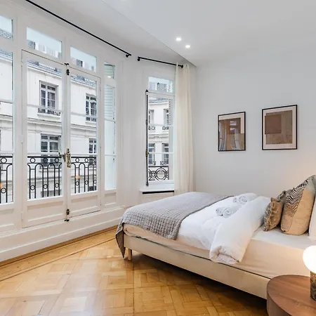 Apartment Elegant And Spacious 4-bedroom In 16th Paris