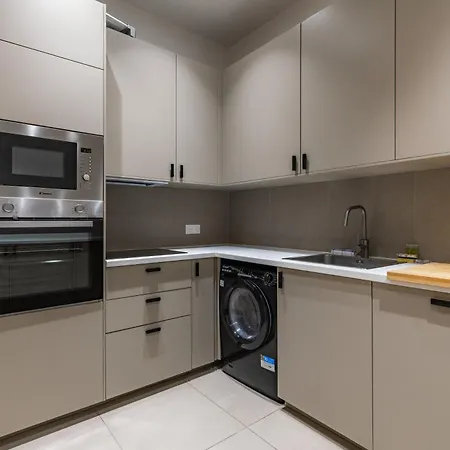 Elegant And Spacious 4-bedroom In 16th