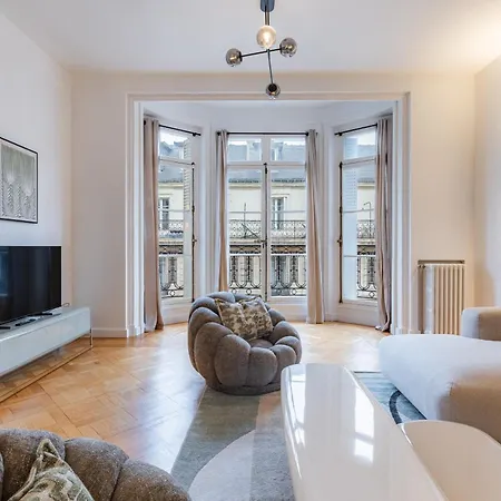 Elegant And Spacious 4-bedroom In 16th Apartment Paris